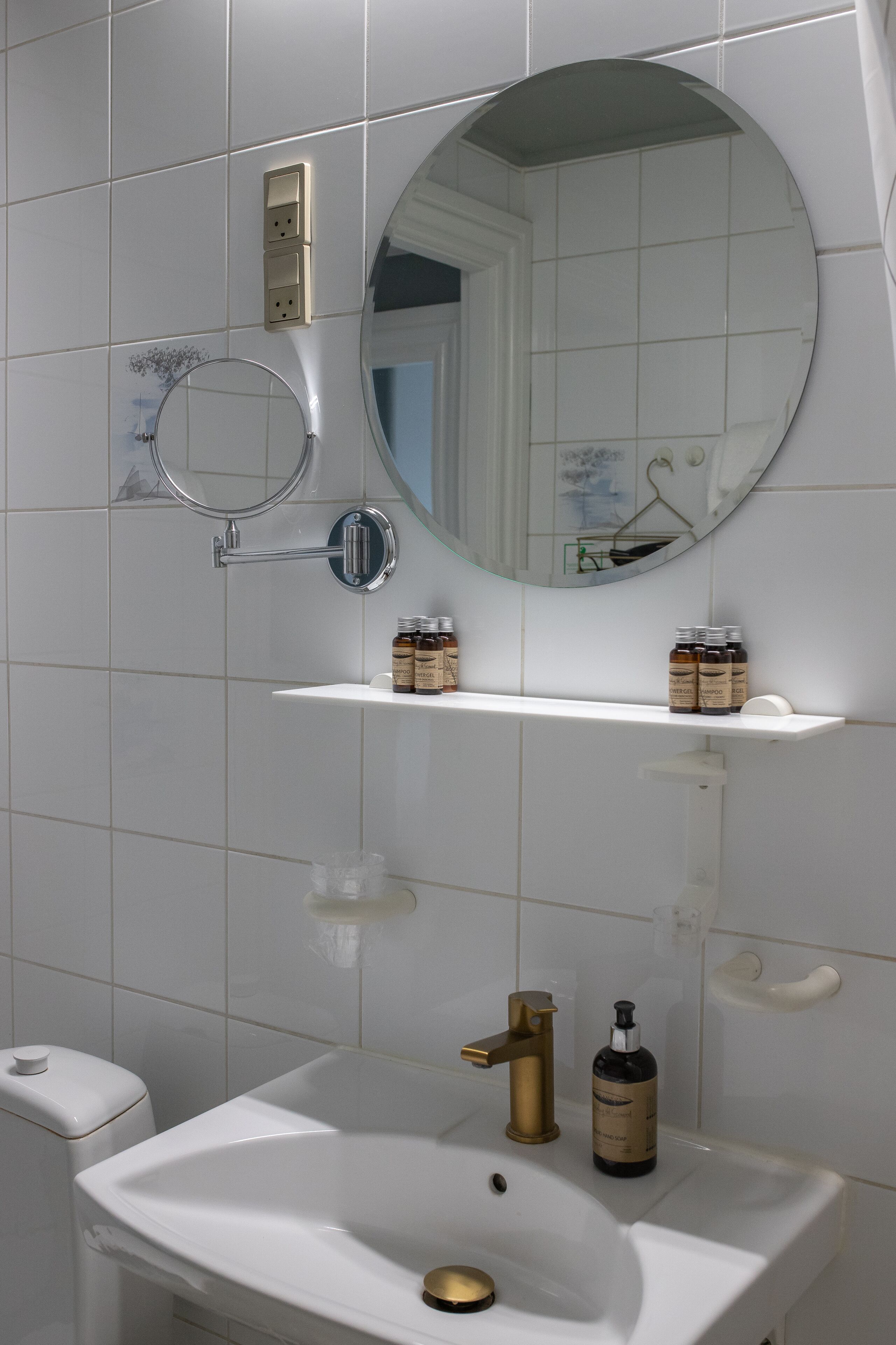 twin room | bathroom | free toiletries, hair dryer, towels