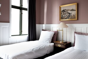 Tvåbäddsrum | Skrivbord, mörkläggningsgardiner, strykjärn/strykbräda och gratis wi-fi