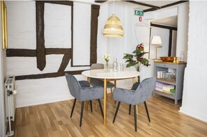 Apartment | Wohnbereich | 32-Zoll-Flachbildfernseher mit Kabelempfang, Fernseher