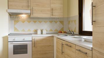Apartment, 2 Bedrooms (Baia 19) | Private kitchen | Fridge, stovetop, electric kettle, cookware/dishes/utensils
