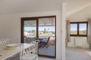 Villa, 4 chambres | Restauration dans la chambre