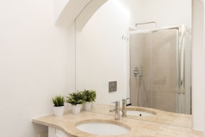 Villa, 3 Bedrooms (Villa Cala Sassari) | Bathroom sink