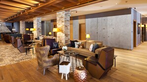 A spacious lobby with a modern design, featuring a mix of seating areas and a reception desk. - Magna Pivot Hotel - Boutique Class (Kayseri)