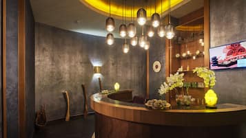 Un sauna, baño turco, masajes con piedras calientes, masajes tailandeses