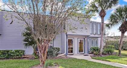 Fernandina Shores Condo with Private Balcony and Access to Pool by RedAwning
