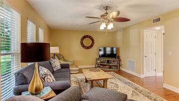 Condo, 3 phòng ngủ | Khu phòng khách | TV