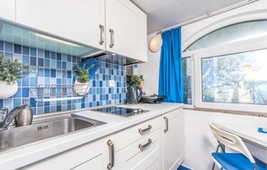 Réfrigérateur, surface de cuisson, lave-vaisselle, cafetière-théière