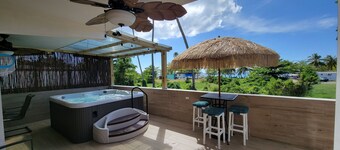 Sur la plage, maison sur 2 niveaux, terrasse, piscine, bain à remous, etc.