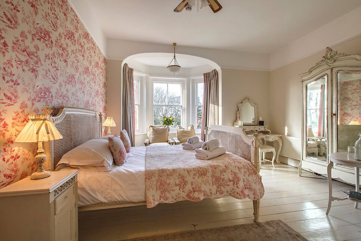 Morston - Premier King Room | Premium bedding, WiFi (free), bed sheets