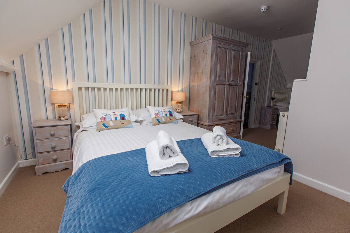 Wells - Family Room | Premium bedding, WiFi (free), bed sheets