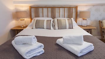 Cley - King Room | Premium bedding, free WiFi, bed sheets