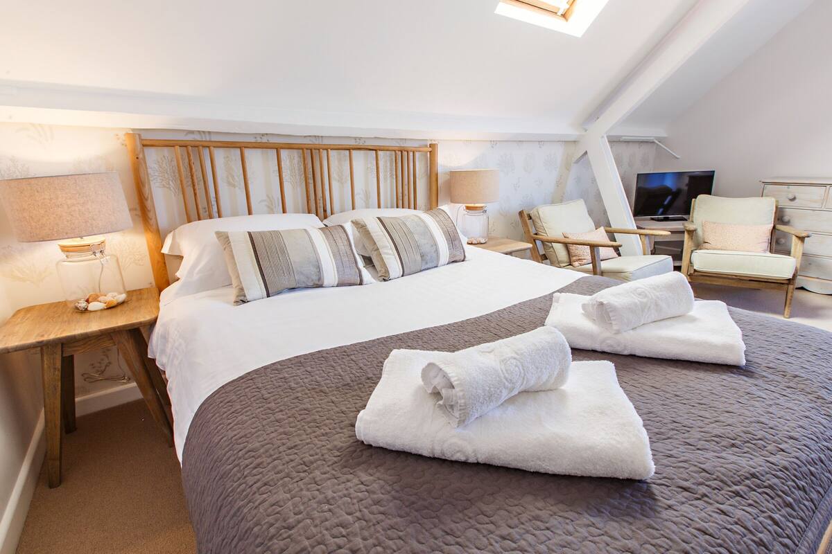 Cley - King Room | Premium bedding, WiFi (free), bed sheets