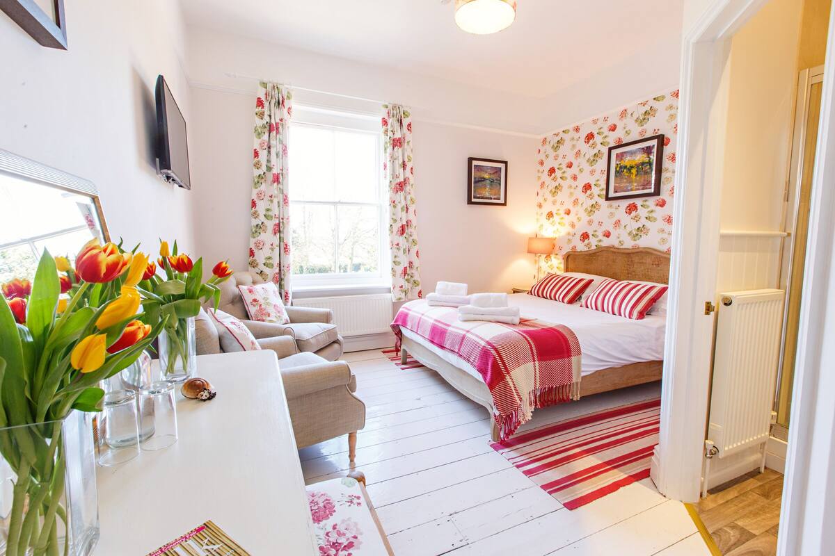 Wiveton - King Room | Premium bedding, WiFi (free), bed sheets