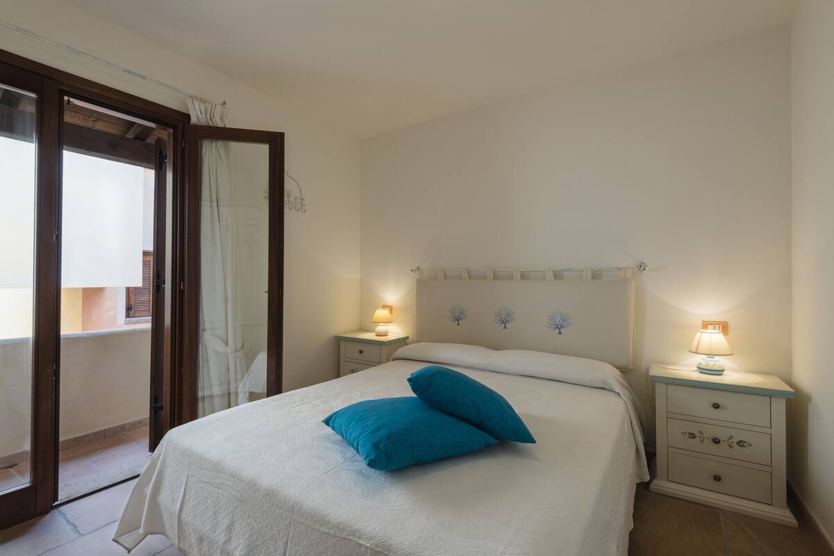 2 habitaciones, tabla de planchar con plancha y ropa de cama 