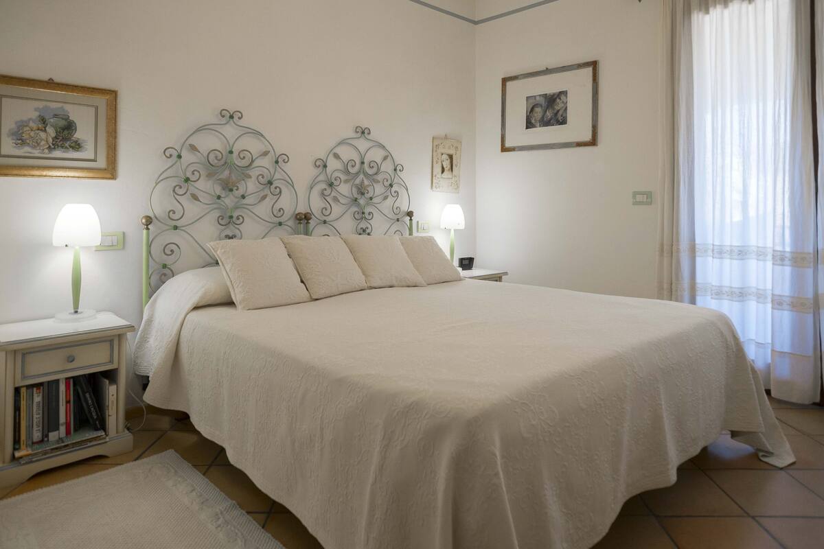 2 habitaciones, tabla de planchar con plancha y ropa de cama 