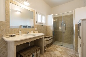 Apartment, 3 Bedrooms (S’Abba e Sa Pedra 1) | Bathroom | Shower, free toiletries, hair dryer, bidet - S’Abba Seafront (Golfo Aranci)