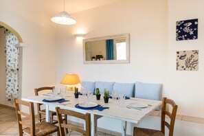 Appartement, 3 chambres (S'Abba e Sa Pedra Giù) | Restauration dans la chambre