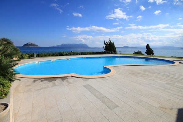 حمّام سباحة خارجي موسمي