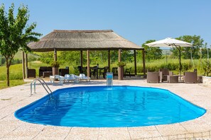 Una piscina al aire libre de temporada