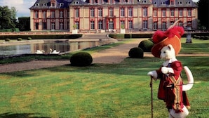 Un grand bâtiment imposant, doté d’une façade symétrique, d’une cour centrale avec une fontaine et d’une pelouse parfaitement entretenue.