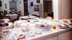 Un buffet de petit-déjeuner proposant un assortiment de viennoiseries, de gâteaux et de fruits.