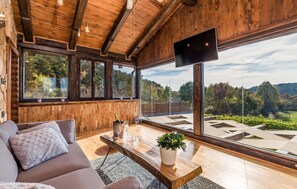Smart-TV, Kamin, Tischtennisplatte
