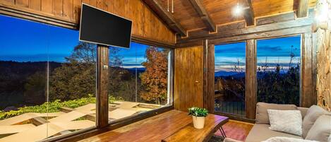 TV connectée, cheminée, table de tennis de table