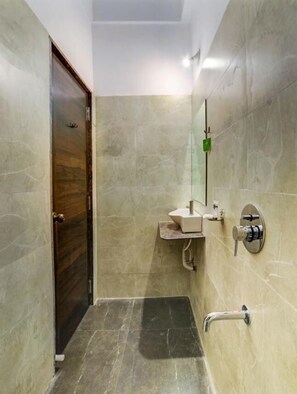 Classic Studio | Bathroom | Shower, hydromassage showerhead, free toiletries, towels