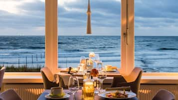 Abendessen, Blick auf den Strand 