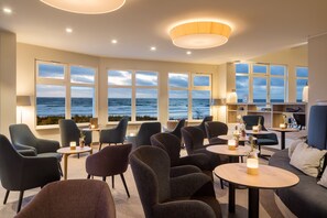 Lobby-lounge