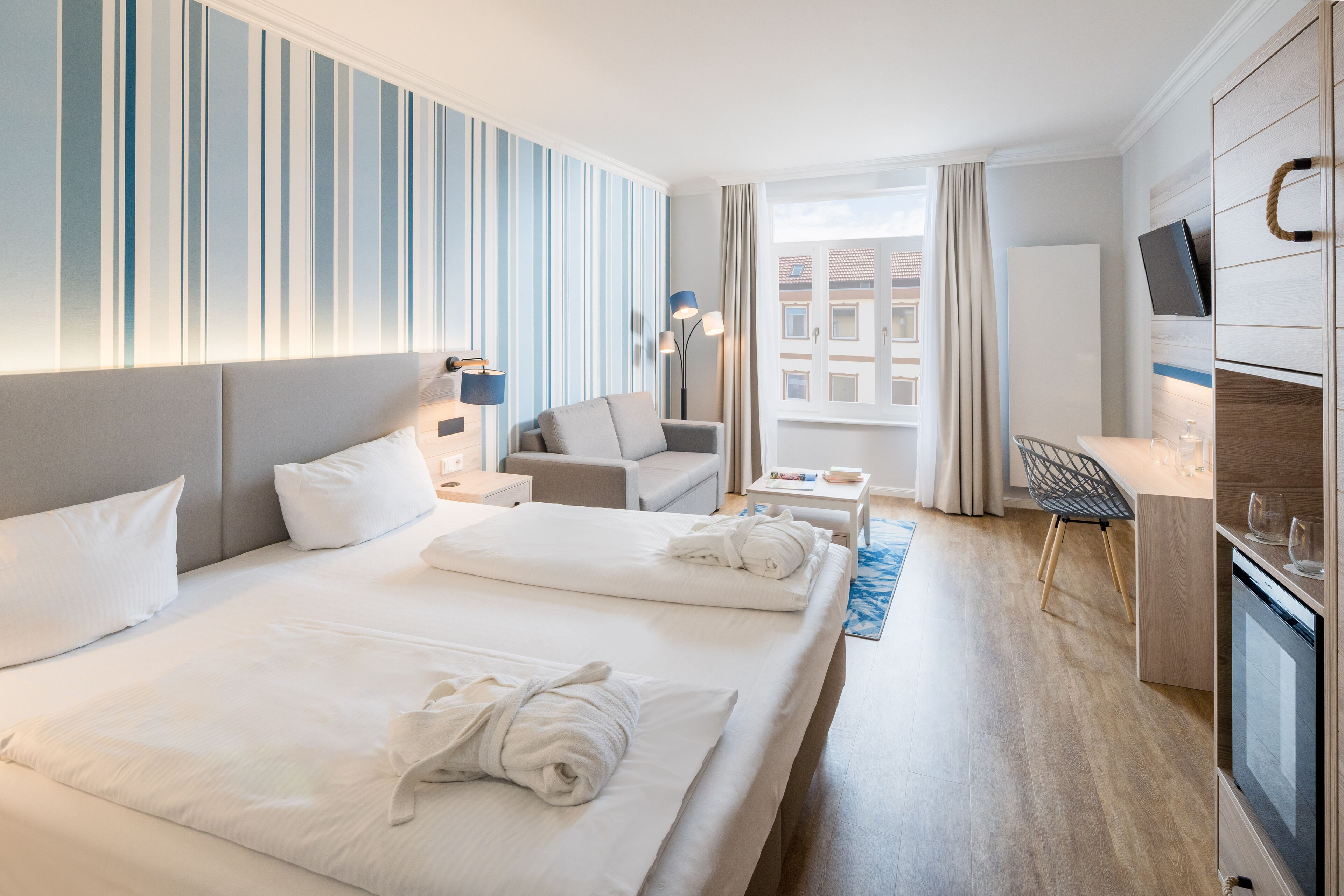 classic double room, non smoking, partial lake view | 1 bedroom, premium bedding, minibar, in-room safe