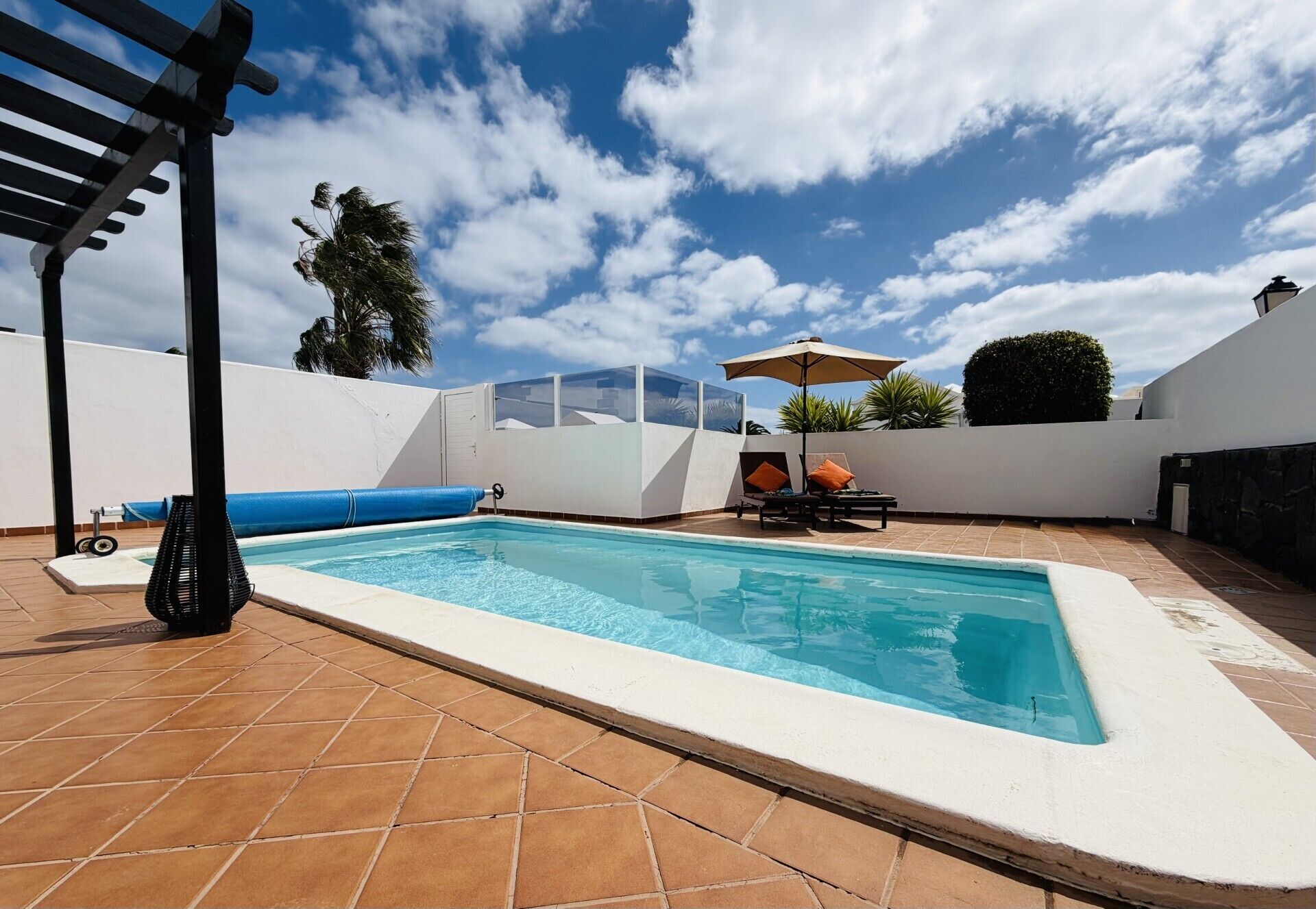 Una piscina al aire libre, una piscina climatizada