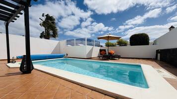Una piscina al aire libre, una piscina climatizada