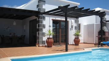 Una piscina al aire libre, una piscina climatizada