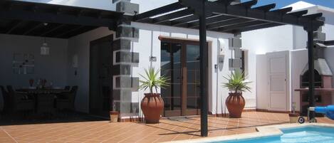 Una piscina al aire libre, una piscina climatizada