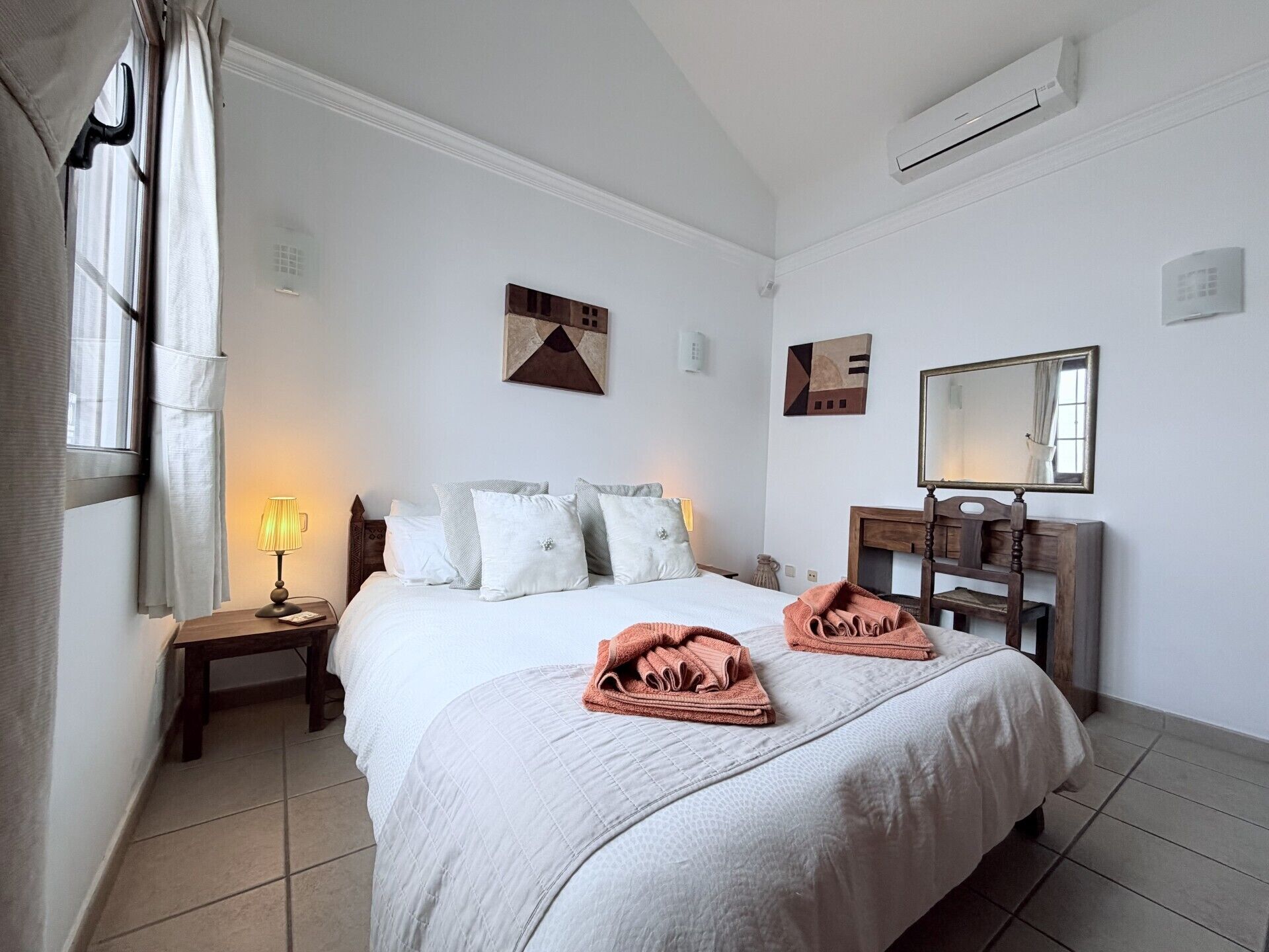 1 slaapkamer, een kluis op de kamer, een strijkplank/strijkijzer