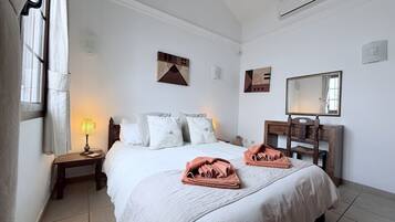 1 slaapkamer, een kluis op de kamer, een strijkplank/strijkijzer