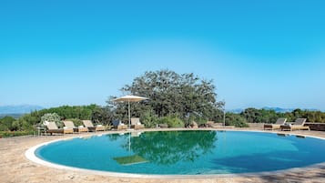 Piscine extérieure, parasols de plage, chaises longues