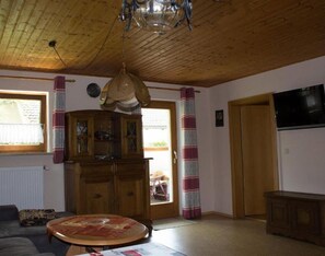 Familie appartement (Loggia) | Woonruimte | Een 38-inch flatscreentelevisie met satellietzenders en een televisie