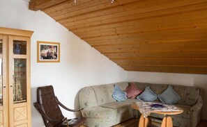 Family Apartment (Kachelofen) | Living area | 38-inch flat-screen TV with satellite channels, TV - FeWo Konstandin (Bischofsmais)