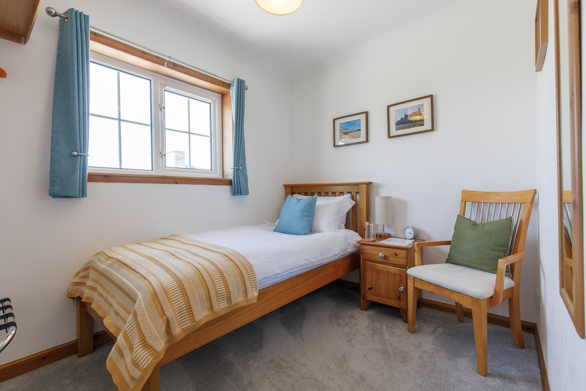 Phòng đơn tiện nghi đơn giản, có phòng tắm riêng (Room 3) | Trang trí khác biệt, trang bị nội thất với thiết kế riêng biệt