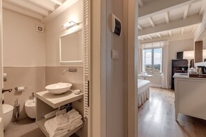 Ein modernes Badezimmer mit Waschbecken, Toilette und Handtuchhalter.