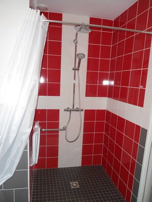 Shower, pancuran hujan, pengering rambut, dan handuk