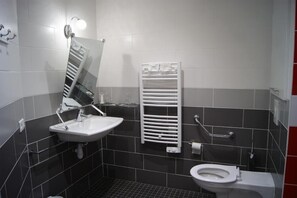Standard Twin Room | Bathroom | Shower, rainfall showerhead, hair dryer, towels - Hôtel Des Vosges (Contrexéville)