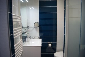 Chambre Standard avec lits jumeaux | Lavabo de la salle de bain