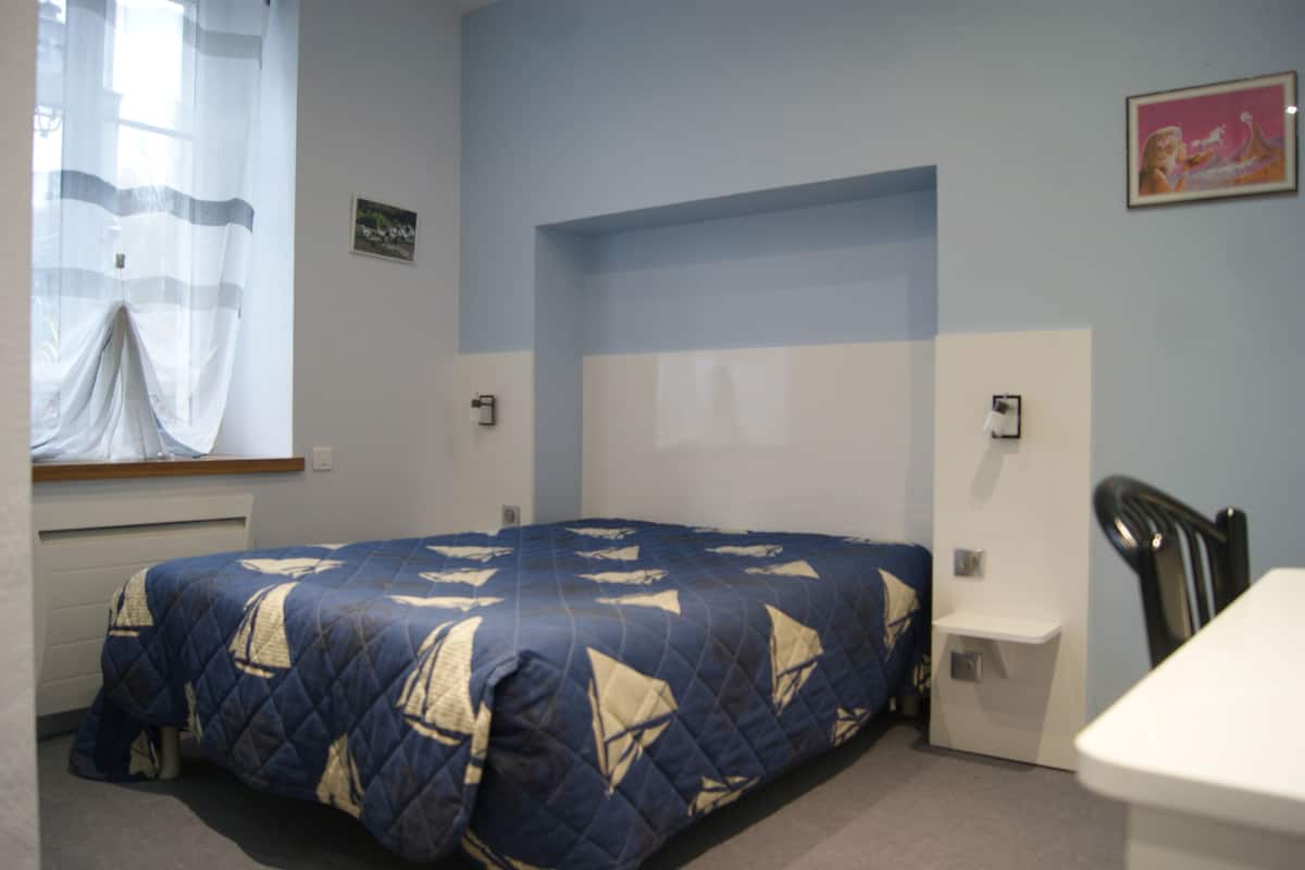 Premium bedding, desk, blackout drapes, soundproofing