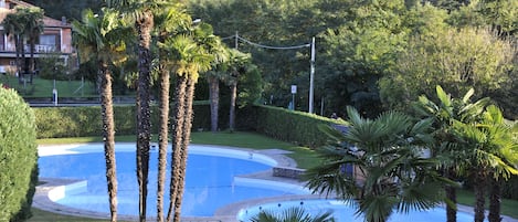 Una piscina al aire libre