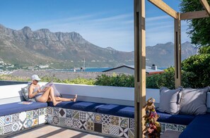 Outdoor pool - Hout & About Guest House (Cape Town)