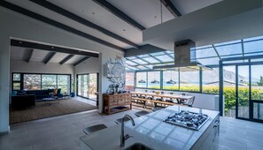 Restaurant - Hout & About Guest House (Cape Town)