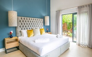 Room, 1 King Bed, Mountain View | Egyptian cotton sheets, premium bedding, Tempur-Pedic beds, in-room safe - Hout & About Guest House (Cape Town)